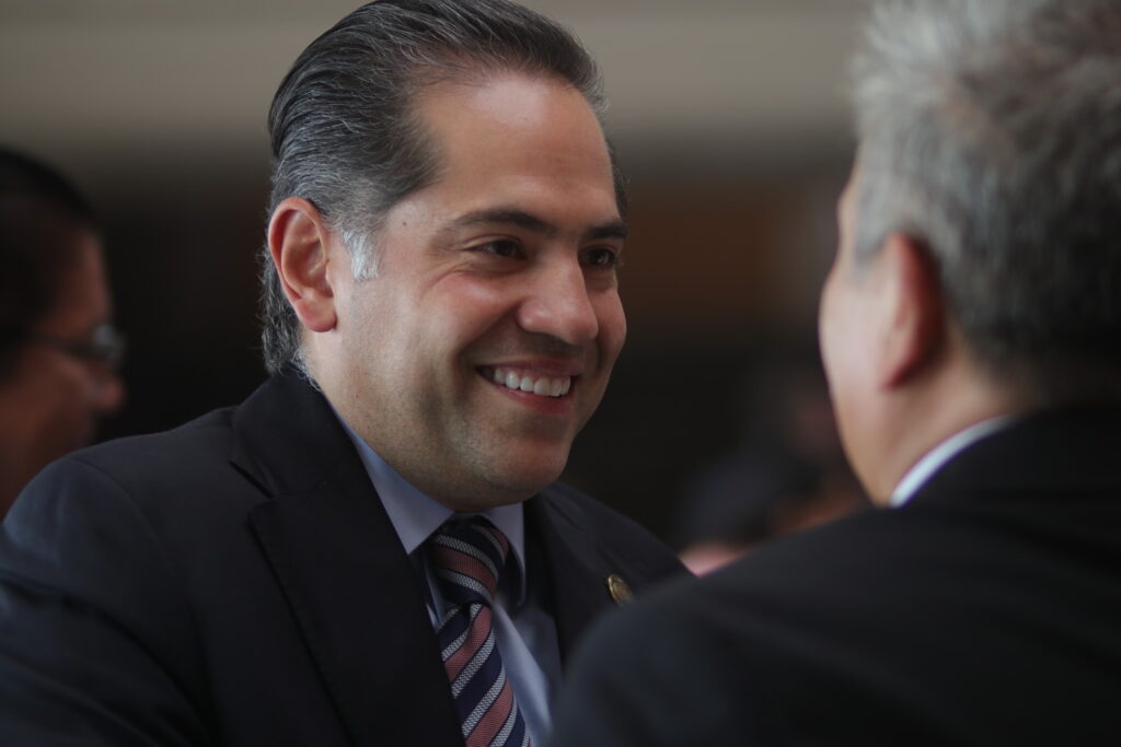 Raúl Bolaños-Cacho Cué conversa con representantes de medios.