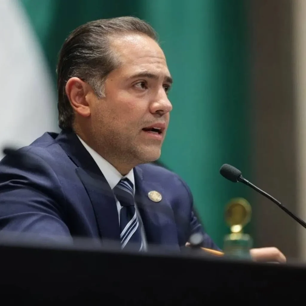 Raúl Bolaños-Cacho Cué participa en una sesión legislativa frente a un micrófono